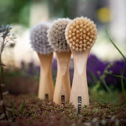 Facial brush with handle, beech, hog bristles, 15cm