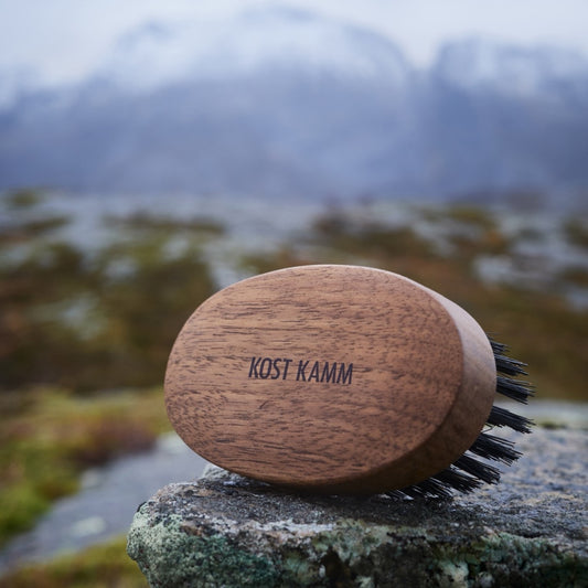 Beard brush oval, large, walnut, boar bristles, 9cm
