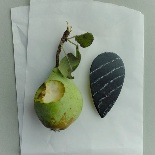 Haarspange, tropfenförmig, schwarz-weißes Furnierholz, Design Sushi, Schließe 6cm