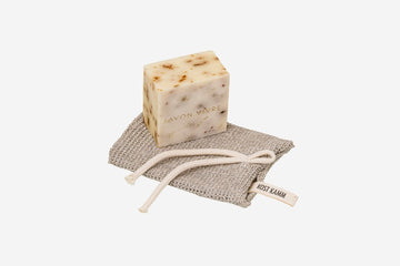 Seife Rose, vegane Bio Seife für Körper, Gesicht und Hände, Rosenduft & Bio-Rosenblütenblätter, Vitamin E, Walnussöl, 120g, mit Leinen Seifensäckchen