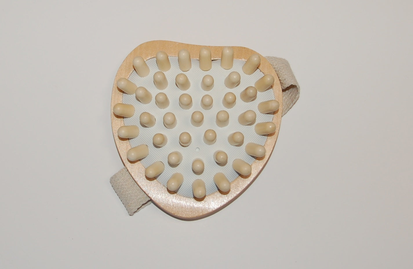 Cellulite-Bürste, herzförmig mit Gurt, Ahorn, Holznoppen