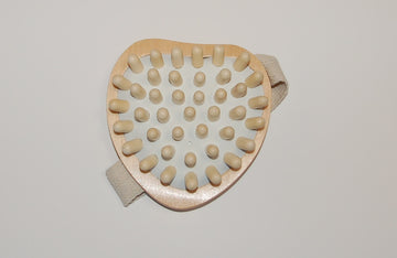 Cellulite-Bürste, herzförmig mit Gurt, Ahorn, Holznoppen