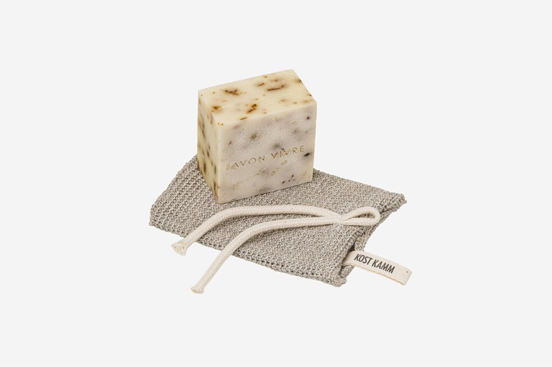 Savon à la rose, savon bio et végan pour le corps, le visage et les mains, parfum rose et pétales de rose bio, vitamine E, huile de noix, 120 g, avec pochette en lin.