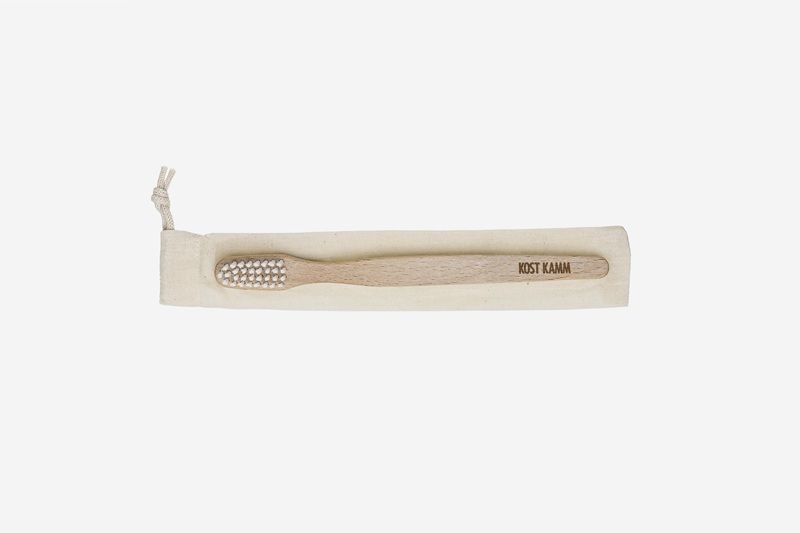 rosse à dents, petite, en bois de hêtre ciré, poils synthétiques véganes, biosourcés, 16 cm, dans un sac en coton